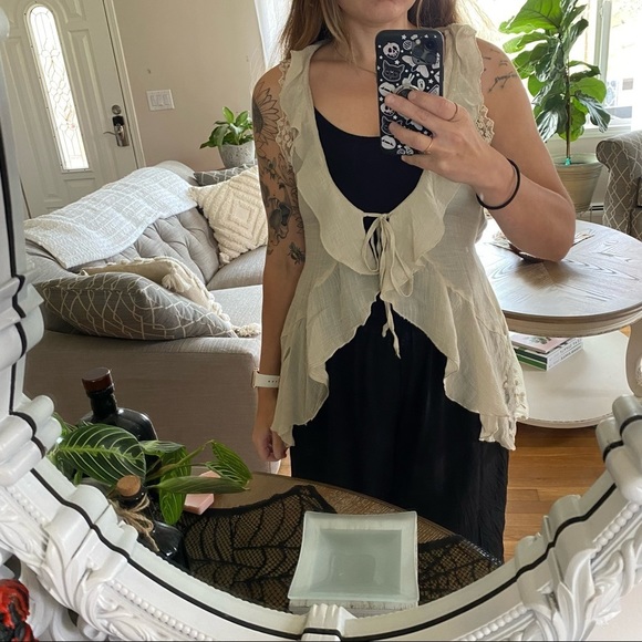 Cream Lace and Ruffle Detail Sleeveless Jacket Cardigan Vest - Picture 2 of 9